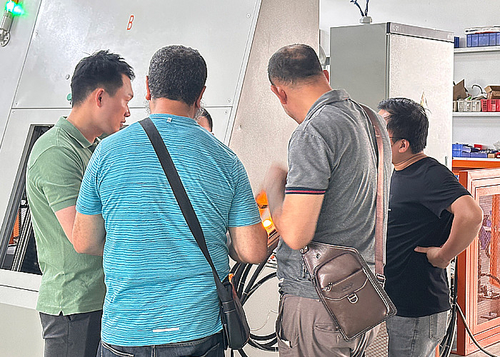 Latest company news about Algerian customers come to visit our company!